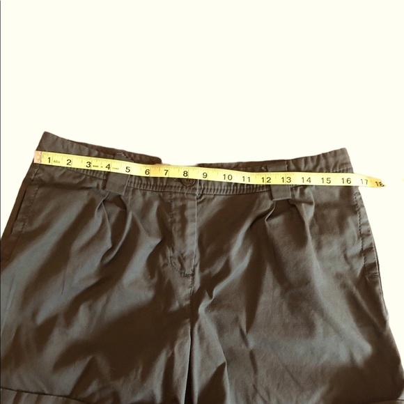 Old Navy Hunter Green Pleated Stretch Mid Rise Cuffed Shorts size 10 - Picture 9 of 9